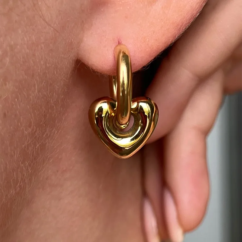 Gouden hartvormige oorbellen van stainless steel, stijlvolle dames jewellery.