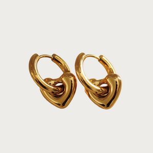Gouden hartjes oorbellen van stainless steel, kleine glanzende dames oorringen in hart vorm