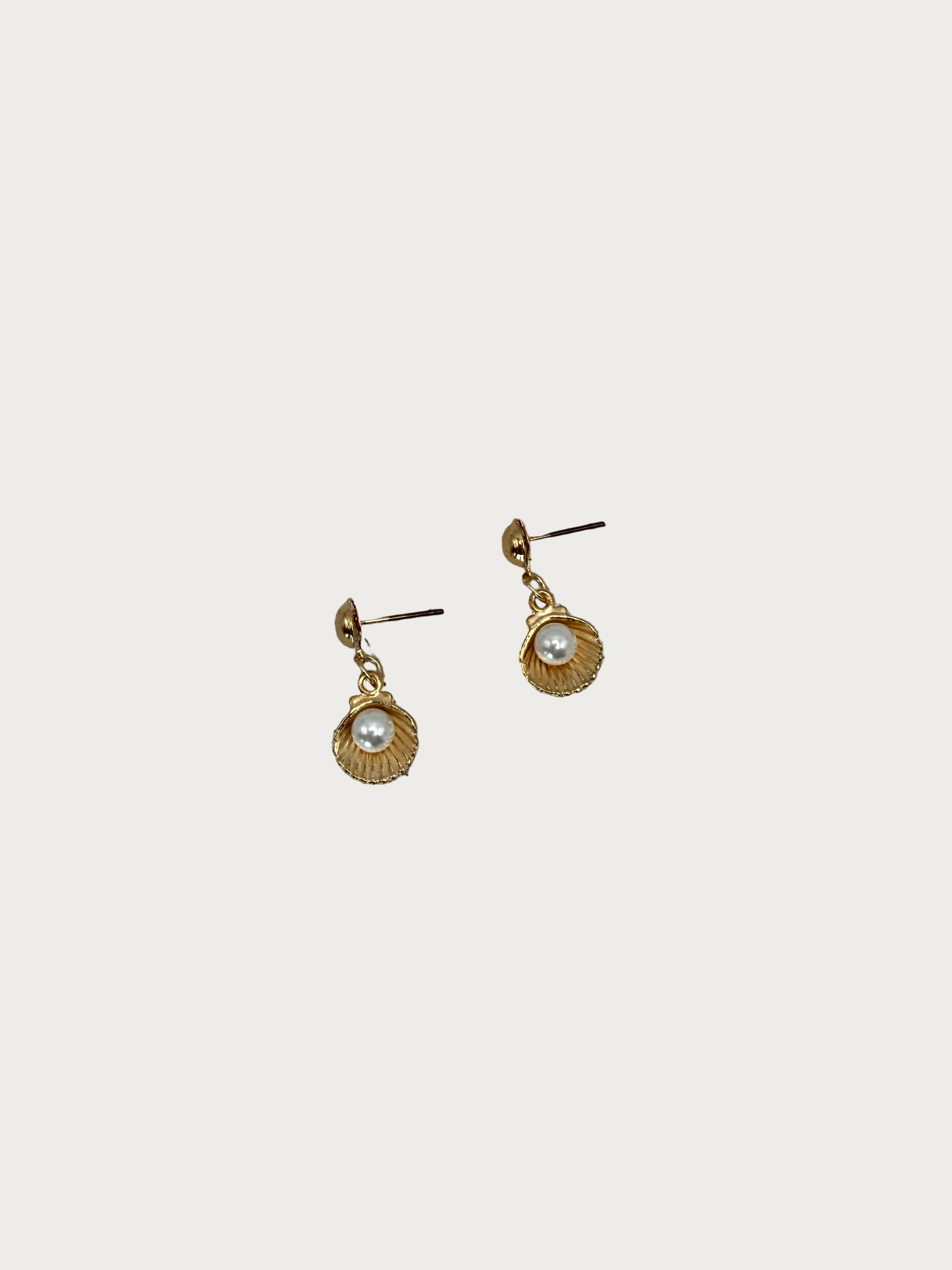 Gouden oorbellen met parel in schelp design, drop oorbellen van alloy, elegante juwelen