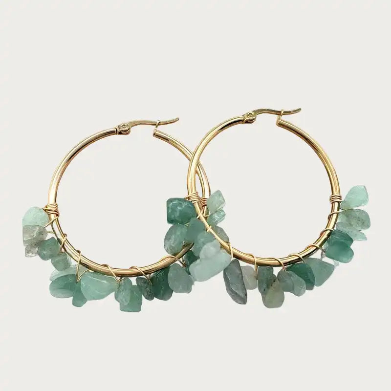 Gouden stainless steel creolen oorbellen met kleine groene aventurijn natuursteen kralen, handgemaakte sieraden