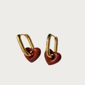 Rode hartjes oorbellen van stainless steel, met gouden loops. Sierlijke oorbellen voor dames, hart loops.