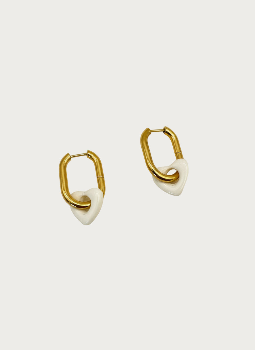 Gouden stainless steel Heart Loops oorbellen met witte hartjes hangers, damesoorbellen