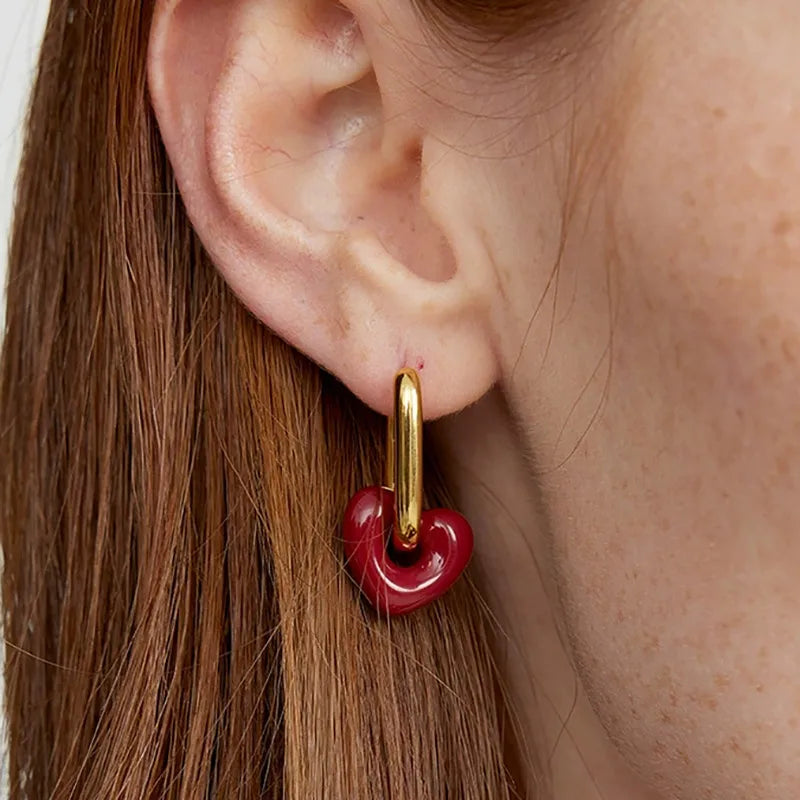 Gouden oorring met rood hartje, Heart Loops oorbellen van stainless steel, trendy dames sieraden
