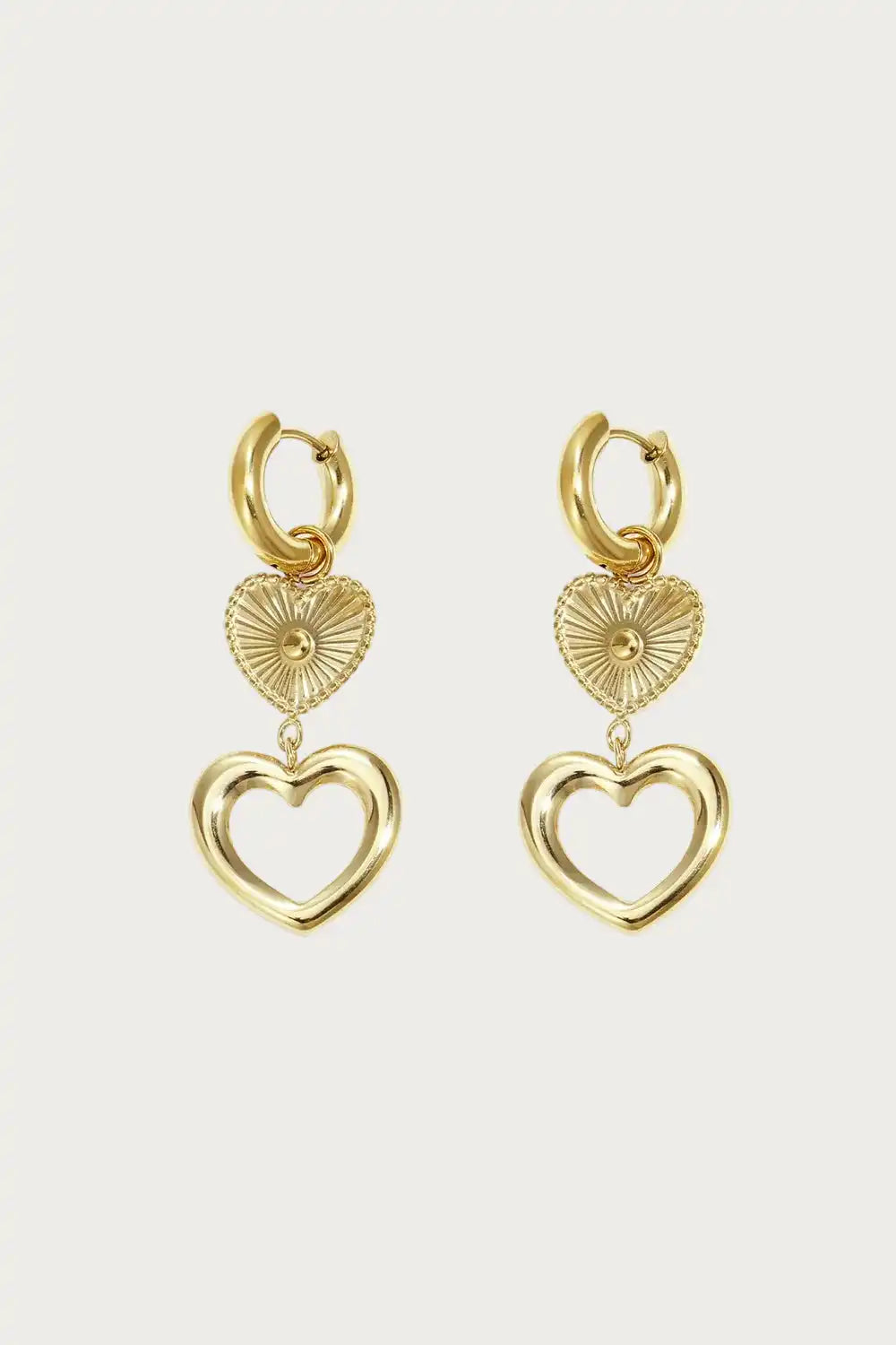 Goudkleurige Heartbeat oorbellen van stainless steel met dubbel hartdetail, ideaal voor dagelijks gebruik en avondlooks.