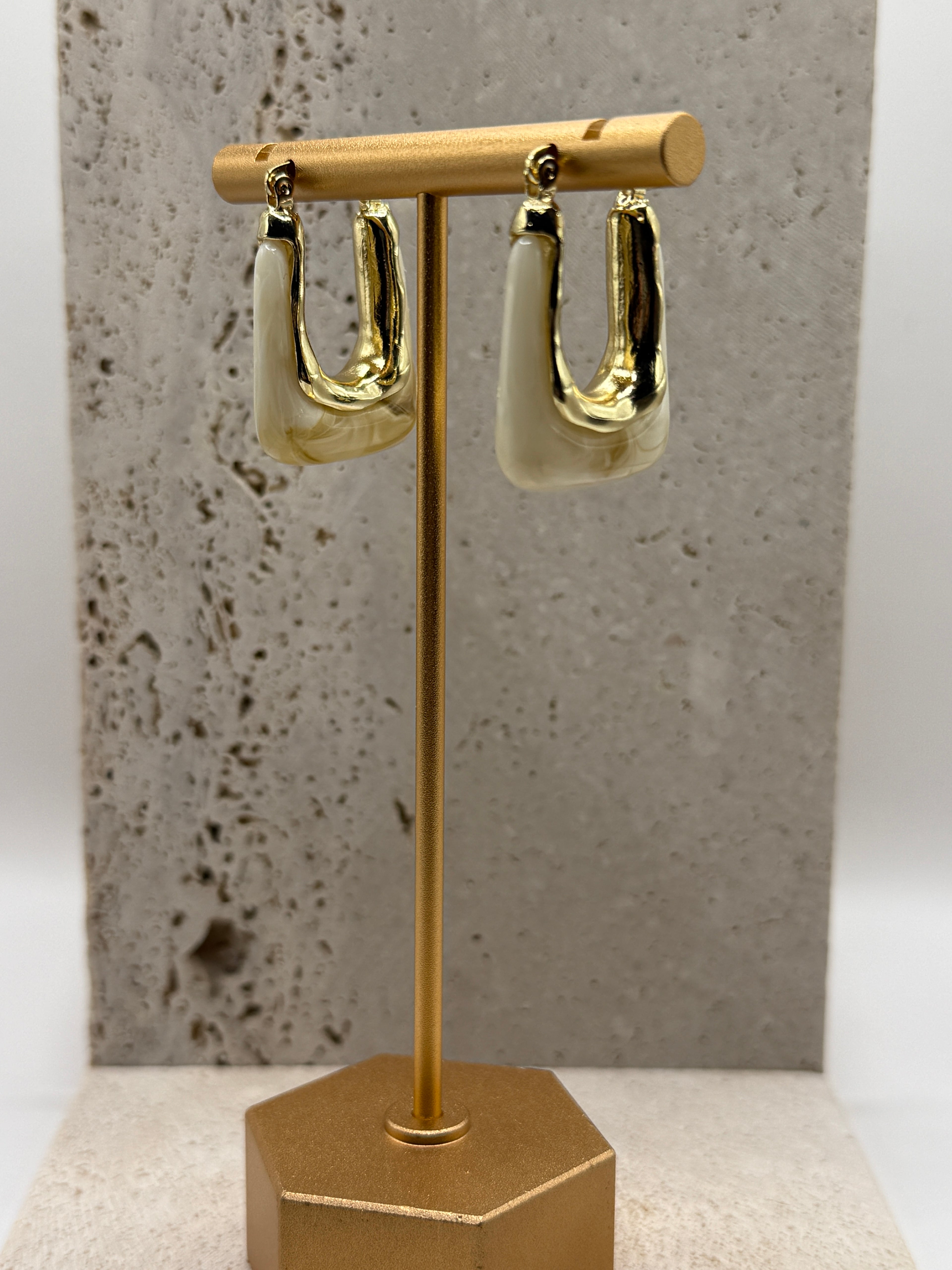 Chic Tamara beige oorringen van stainless steel, perfect voor dames die minimalistische sieraden waarderen