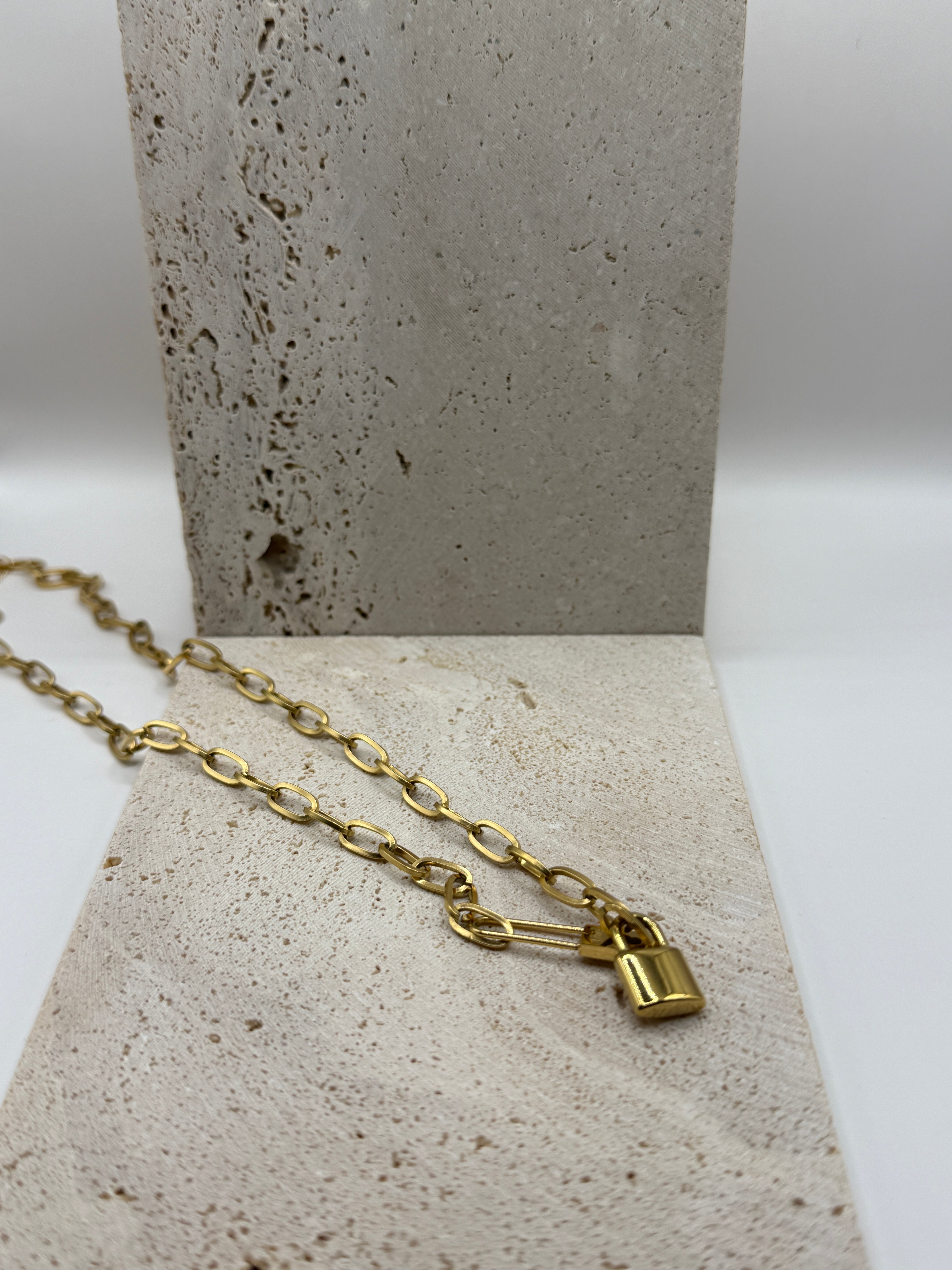 Gouden stainless steel ketting met hangslot, stijlvol sieraad van duurzaam materiaal