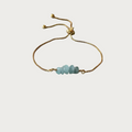 Gouden armband met lichtblauwe, ruwe aquamarijn natuursteen kralen, verstelbaar, dames sieraden