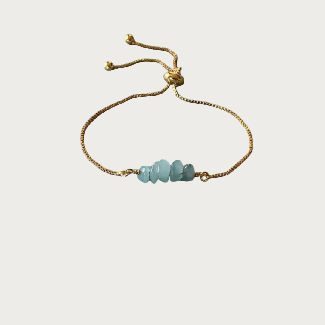 Gouden armband met lichtblauwe, ruwe aquamarijn natuursteen kralen, verstelbaar, dames sieraden