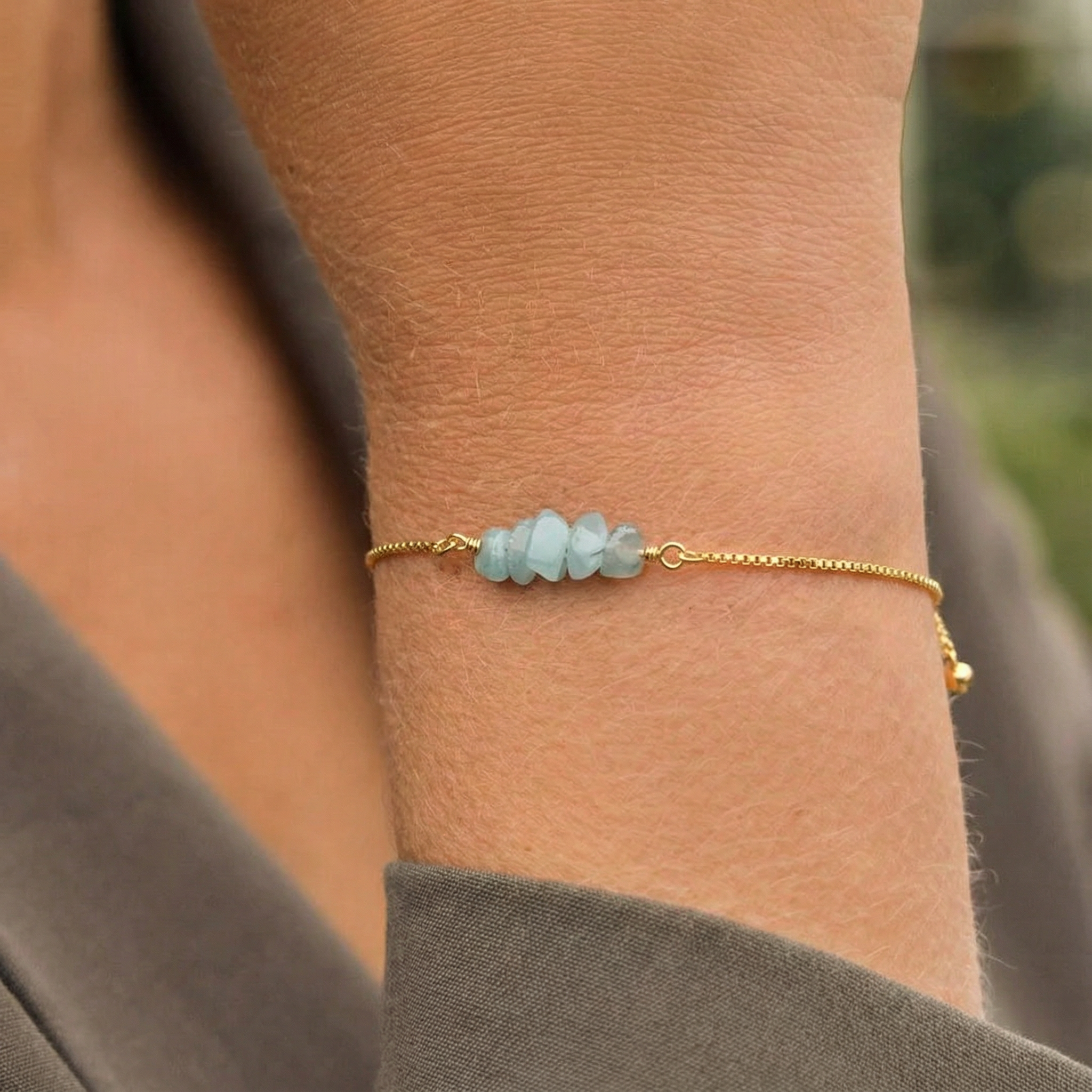 Indi Aquamarijn natuursteen armband op gouden kettinkje, draagbaar voor dames die van delicate sieraden houden