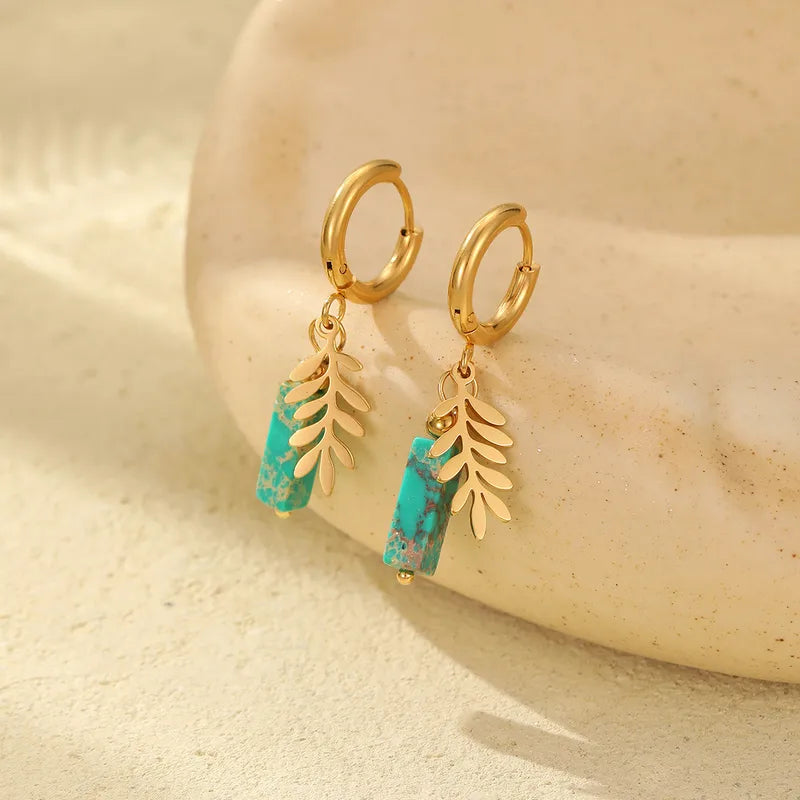 Gouden stainless steel oorbellen met turquoise steen en blad hanger, Isla hoops, dames sieraden