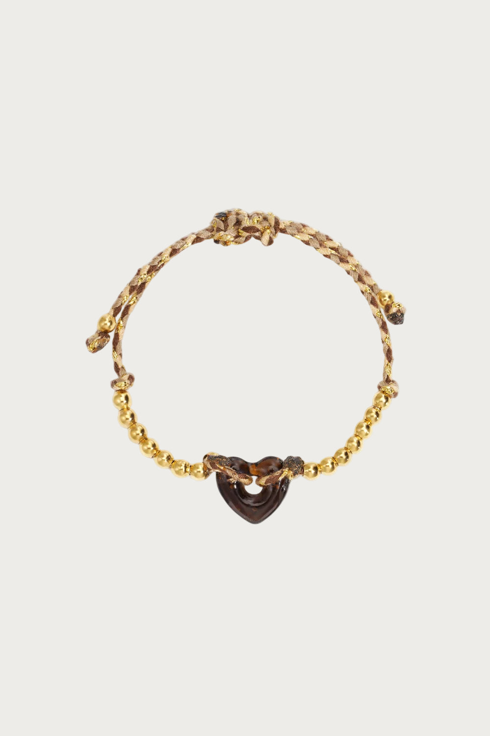 Donkerbruine gewoven armband met glimmende gouden kraaltjes en een hartjesbedel, verstelbaar.