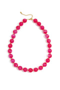 Kyra rozerode kralenketting voor dames, gemaakt van glimmend acryl met gouden roestvrijstalen accenten.