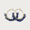 Gouden statement oorbellen met Lapis Lazuli edelsteen chips. Stainless steel hoops met diepblauwe natuursteen.