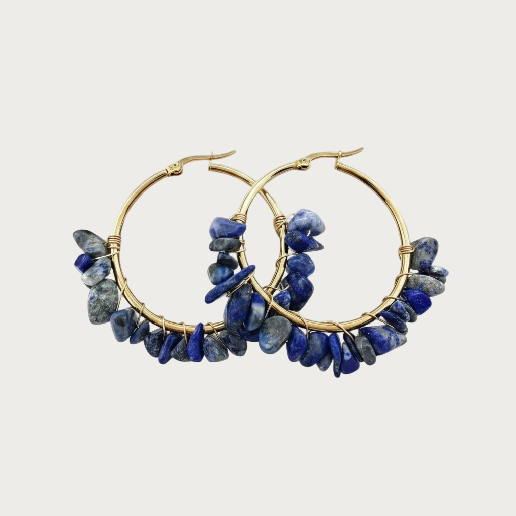 Gouden statement oorbellen met Lapis Lazuli edelsteen chips. Stainless steel hoops met diepblauwe natuursteen.