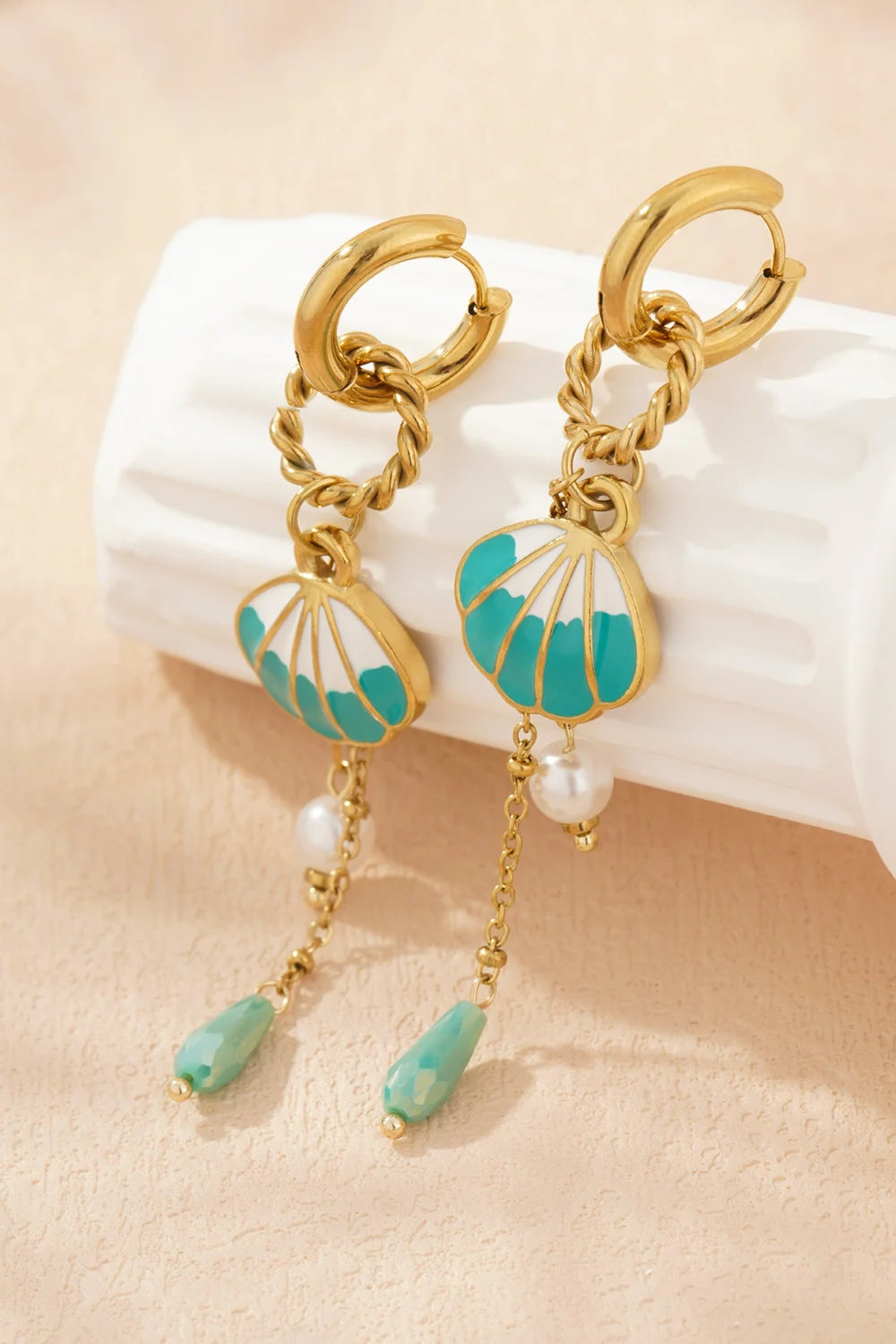 Gouden stainless steel oorbellen met schelp design, parels en turquoise druppelkralen.