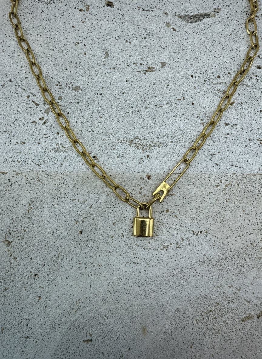 Gouden ketting met slotje en safety pin van stevig roestvrij staal, modieuze sieraden.