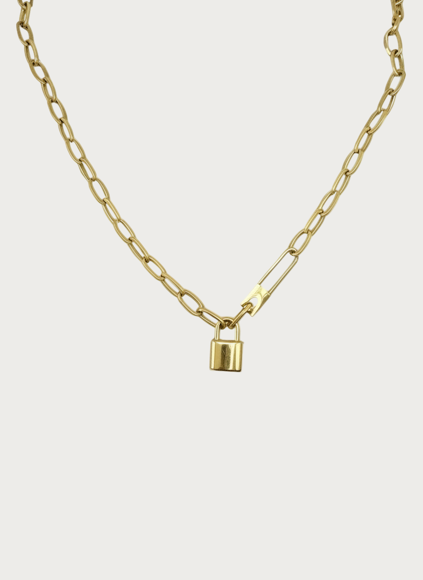 Gouden stainless steel ketting met hangslotje en veiligheidsspeld detail, modern sieraad