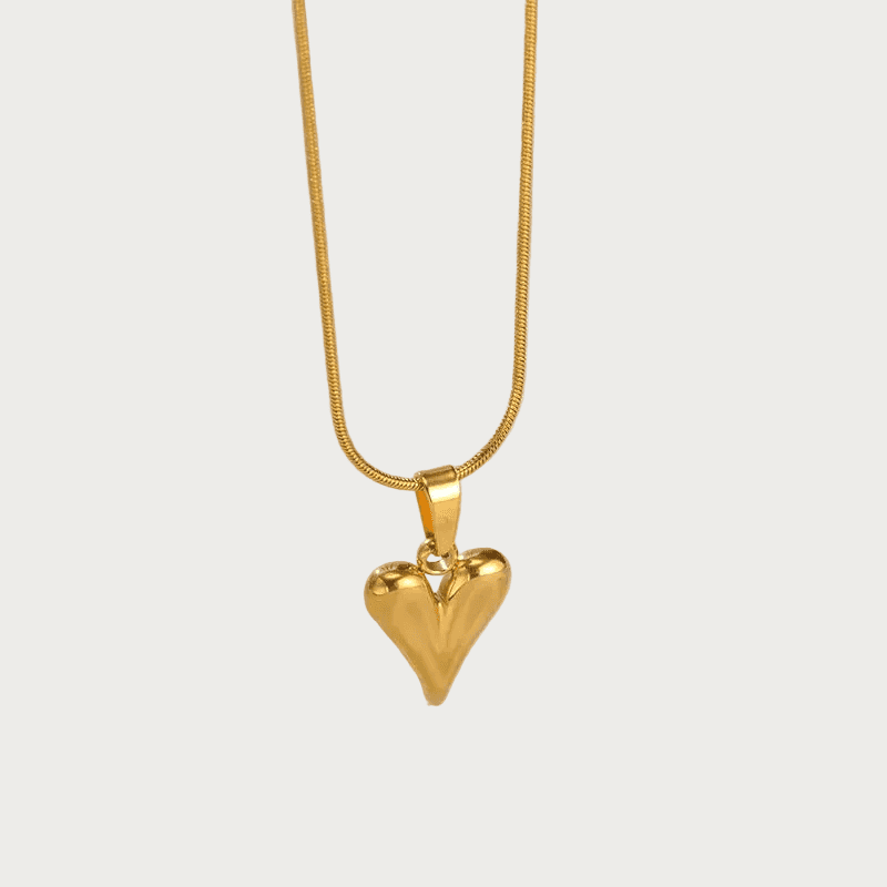 Gouden stainless steel ketting met een hartjes hanger, perfect als cadeau voor Valentijnsdag of een geliefde.