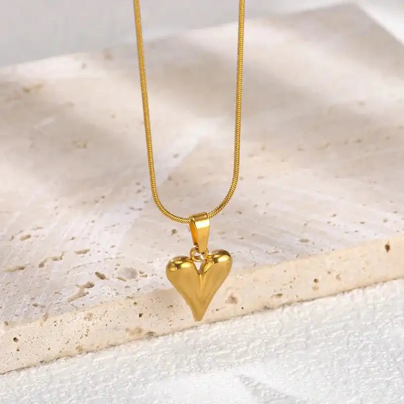 Gouden ketting met hart hanger van roestvrij staal, Love Drop design, stijlvolle dames sieraden