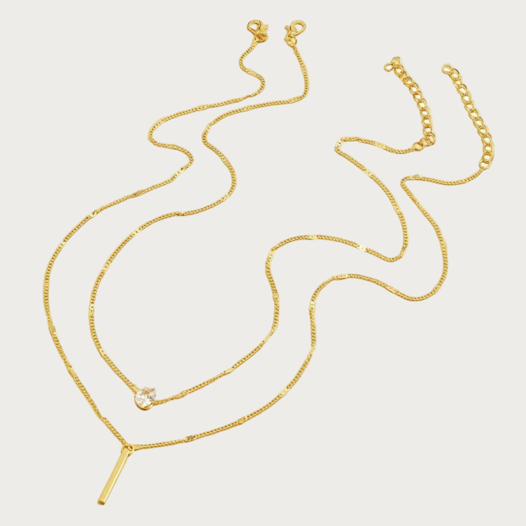 Gouden dubbele ketting van roestvrij staal met bar-hanger en glimmende zirkonia, een elegant sieraad voor dames.