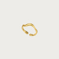 Gouden roestvrijstalen Luna ring met golvend design, stijlvolle damesring van duurzaam edelstaal, comfortabel en verstelbaar.