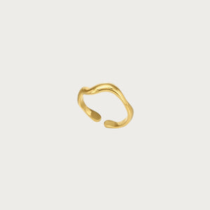 Gouden roestvrijstalen Luna ring met golvend design, stijlvolle damesring van duurzaam edelstaal, comfortabel en verstelbaar.