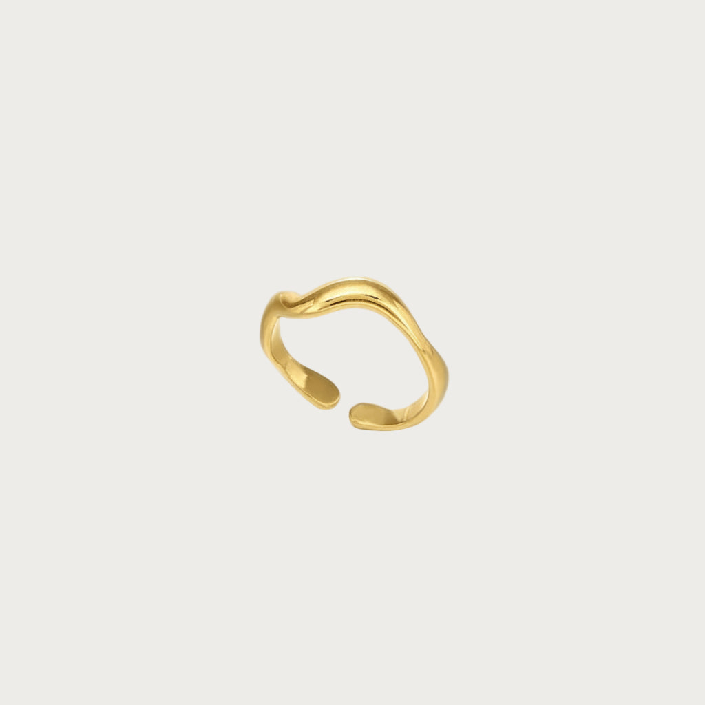 Gouden roestvrijstalen Luna ring met golvend design, stijlvolle damesring van duurzaam edelstaal, comfortabel en verstelbaar.
