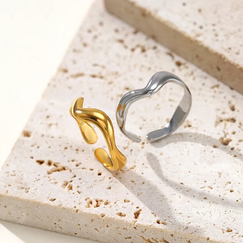 Goudkleurige en zilverkleurige golvende roestvrijstalen ringen. Verstelbare Luna RVS ring sieraden.