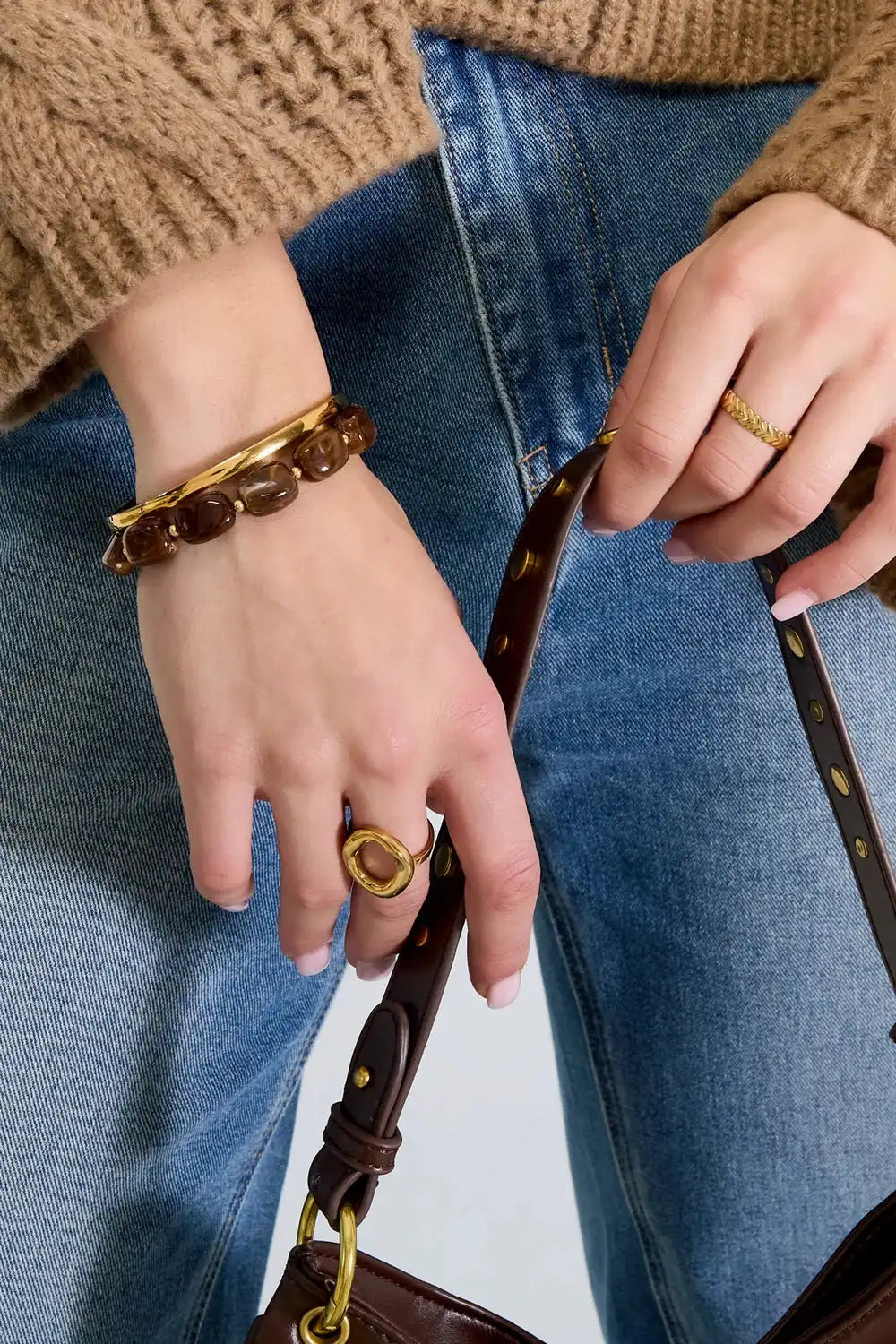 Mara - Kralen armband - Amber - Stainless Steel in combinatie met gouden accessoires en casual denim outfit, ideaal voor dagelijks gebruik.