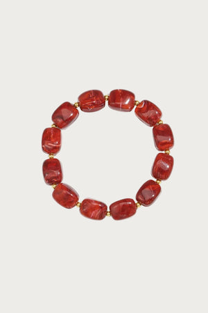 Mara kralen armband met glanzende ruby rode stenen en gouden roestvrijstalen accenten.