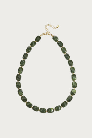 Mara ketting met vierkante groene kralen en gouden roestvrijstalen accenten, duurzame sieraden.