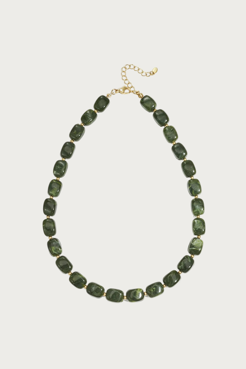 Mara ketting met vierkante groene kralen en gouden roestvrijstalen accenten, duurzame sieraden.