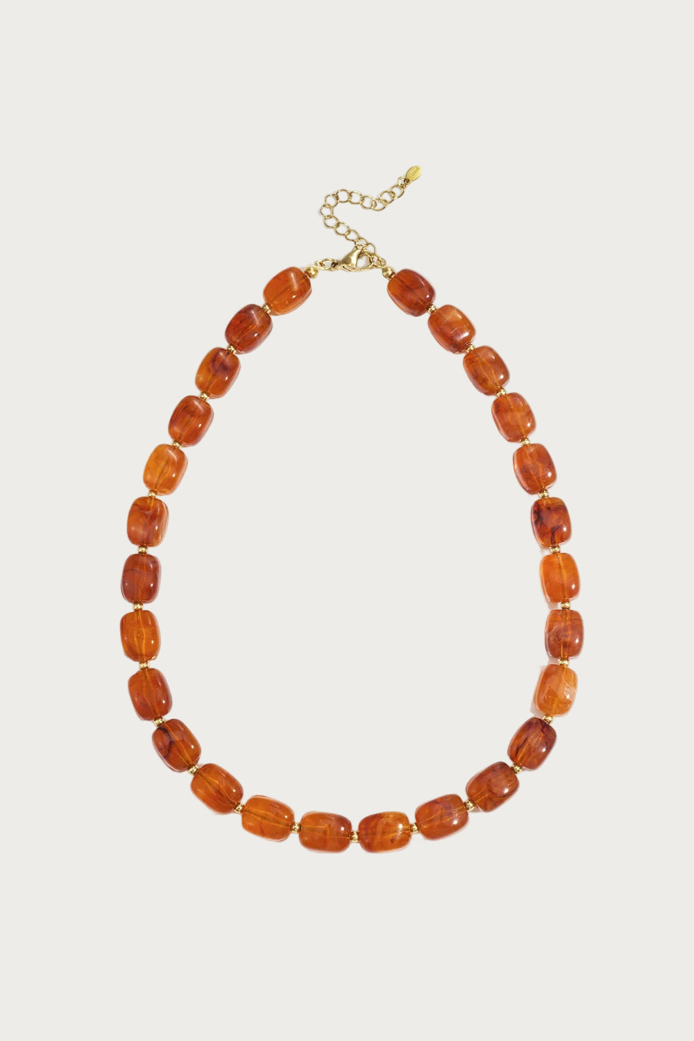 Mara ketting met glanzende amberkleurige kralen van stainless steel, verstelbare sluiting.