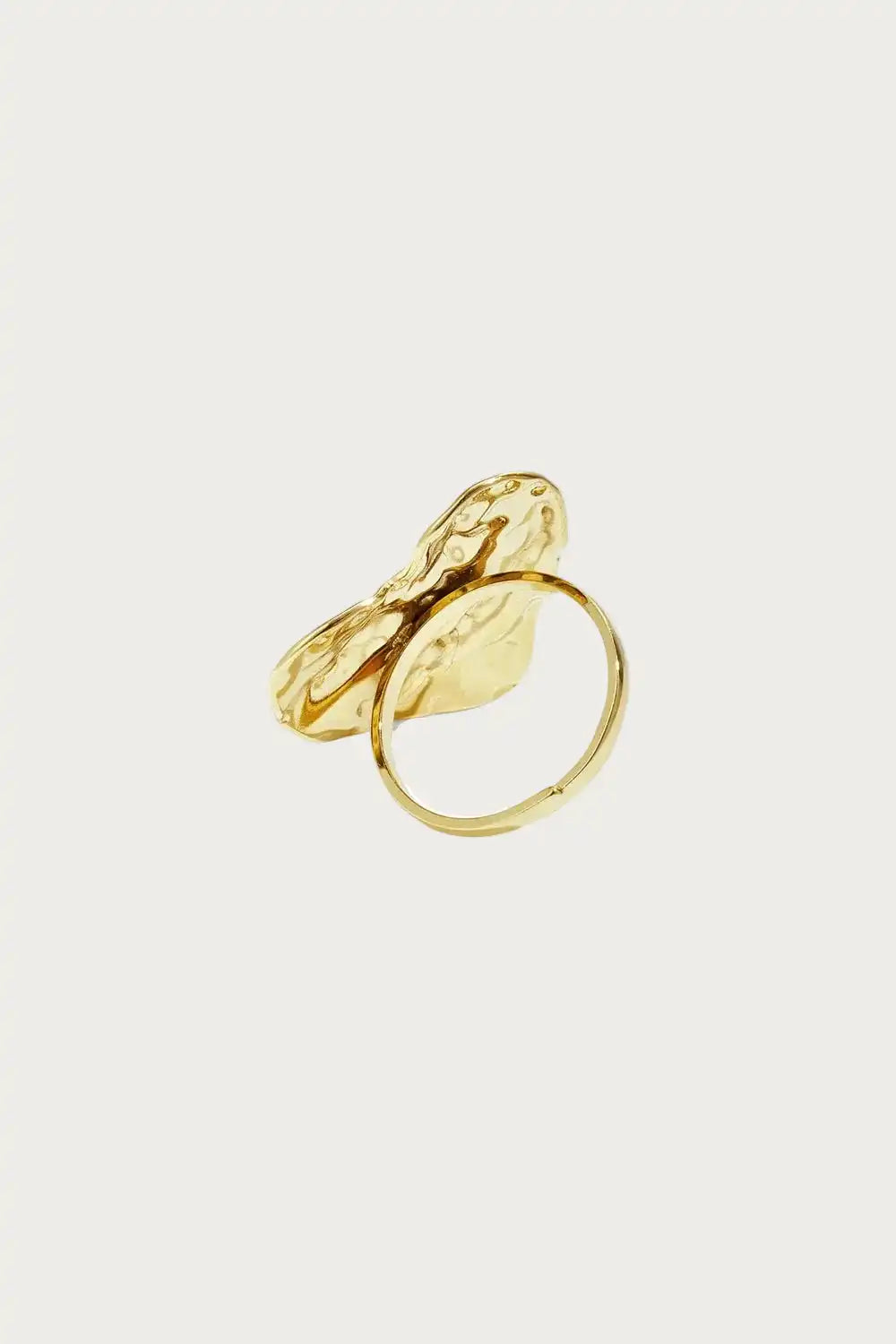 Goldkleurige roestvrijstalen "Melted Heart" ring met brede organische vorm, unieke dames sieraden.