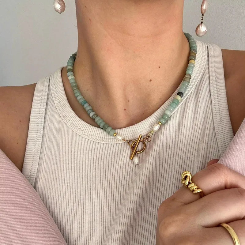Mila kralenketting zeegroen met kralen, parels en gouden roestvrijstalen toggle sluiting om een hals