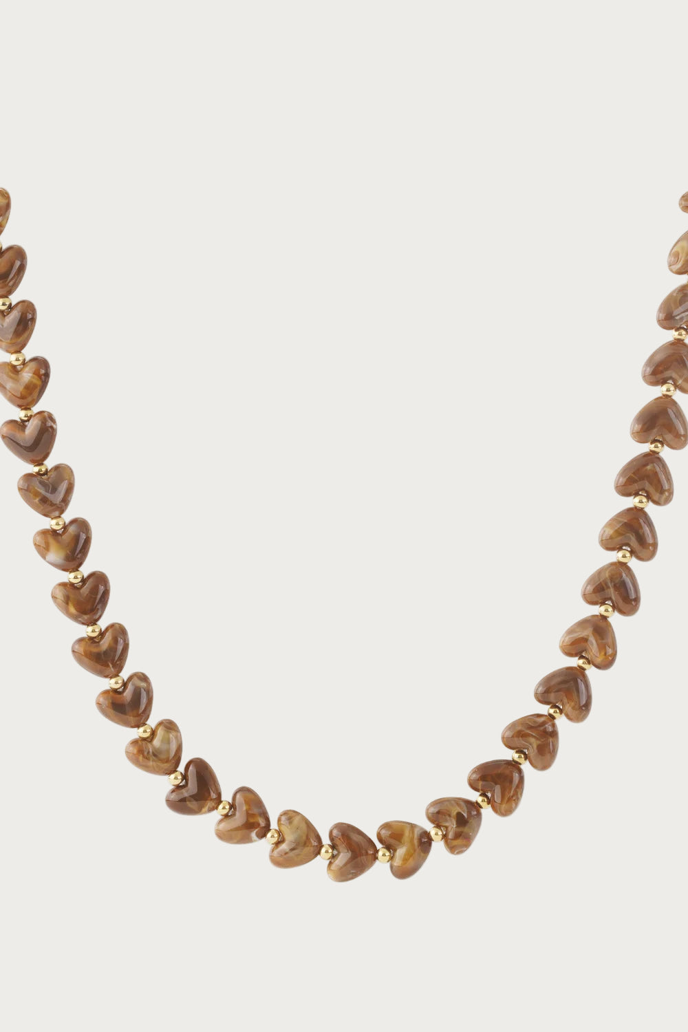 Bruine hartjes ketting van roestvrij staal met gouden accenten, stijlvolle dames sieraden.
