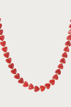 Rode hartjes ketting van roestvrij staal, gecombineerd met kleine gouden kraaltjes, romantische sieraden.