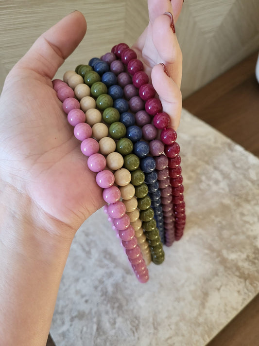 Mira ketting paars roestvrij staal, met meerdere gekleurde bedels om de pols, kleurrijke sieraden