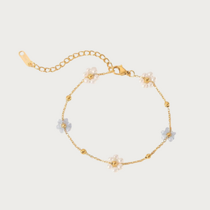 Gouden RVS armband met lichtblauwe en parelmoer bloemetjes, balletjes en verstelbare sluiting