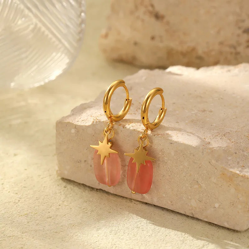 Gouden stainless steel oorringen met roze kwarts hanger en goudkleurige ster bedel, trendy oorbellen sieraad