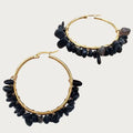 Paar gouden stainless steel oorbellen met glanzende zwarte obsidiaan natuursteen, wikkelontwerp