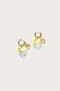 Gouden oorbellen met pastel groene hartjes, parels en gouden accenten van stainless steel.