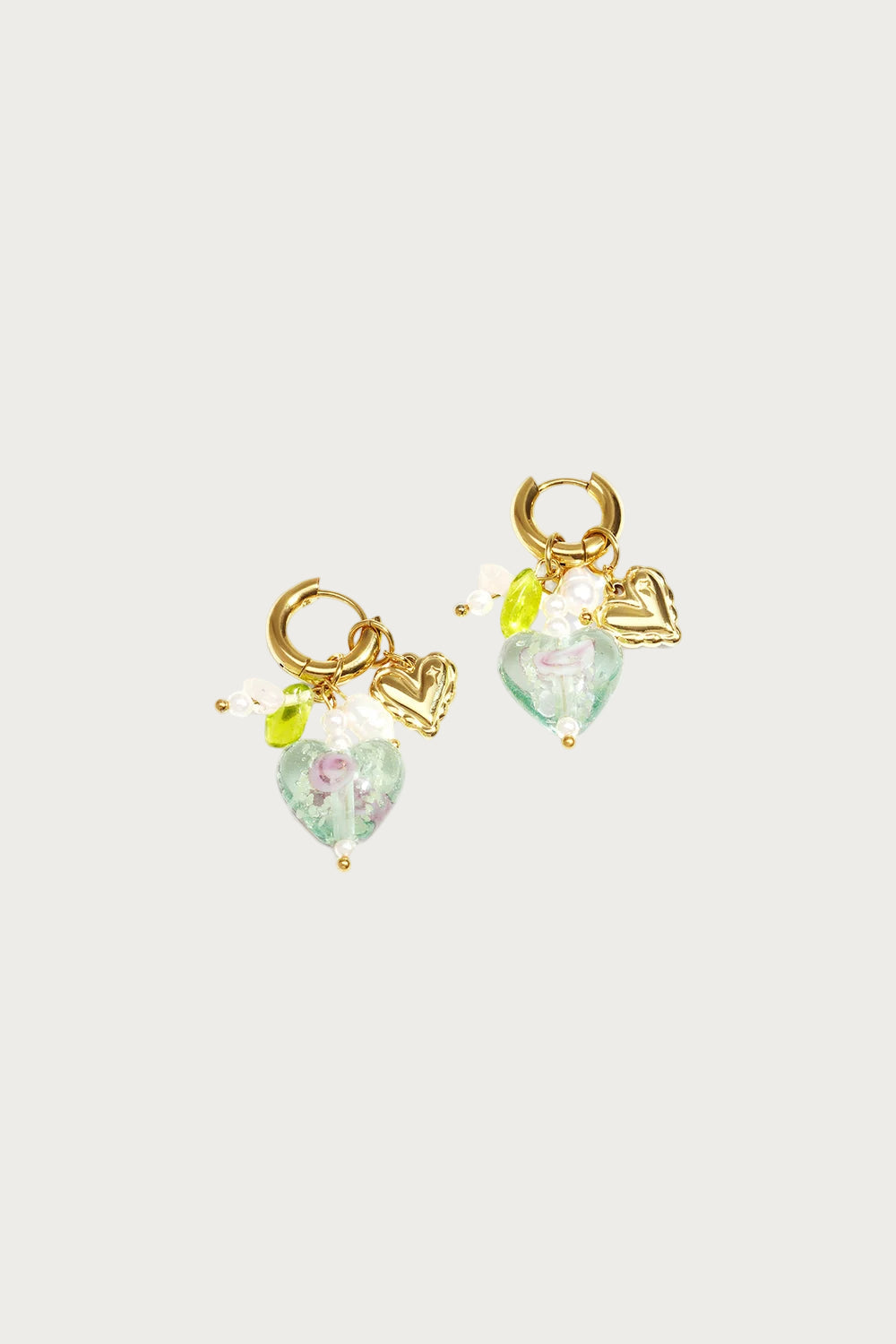 Gouden oorbellen met pastel groene hartjes, parels en gouden accenten van stainless steel.