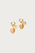 Roségouden oorbellen met pastelroze hartjes, bloemen, parels en goudkleurige stalen hangers; trendy dames sieraden