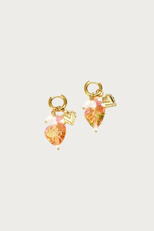 Roségouden oorbellen met pastelroze hartjes, bloemen, parels en goudkleurige stalen hangers; trendy dames sieraden