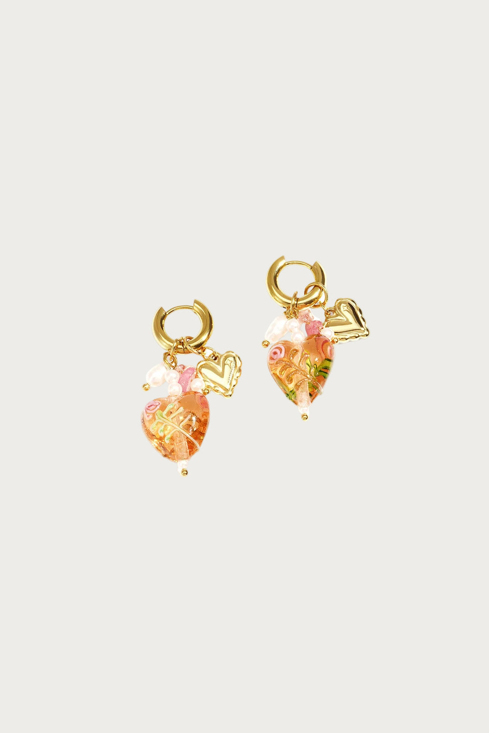 Roségouden oorbellen met pastelroze hartjes, bloemen, parels en goudkleurige stalen hangers; trendy dames sieraden