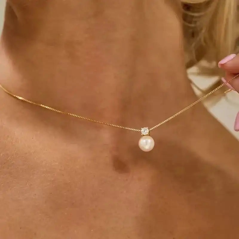 Pearl Glow ketting van Jewellery by Mae gedragen om de hals, met elegante parel en fonkelend steentje op een fijne stainless steel ketting.