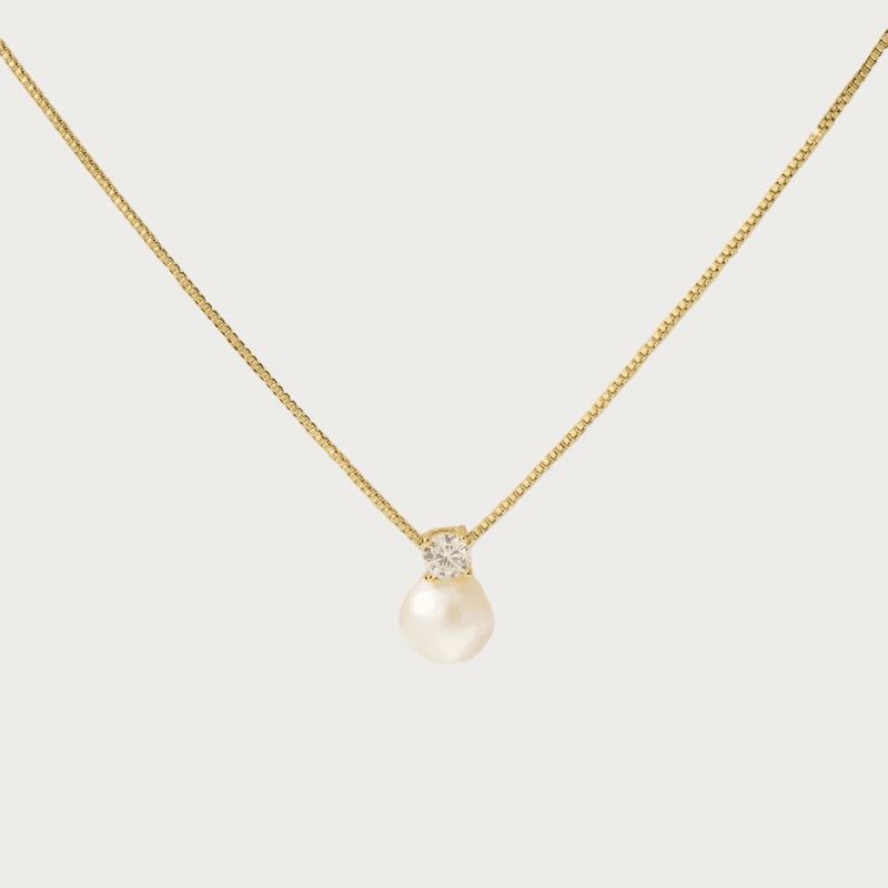 Pearl Glow - Ketting - Stainless Steel met parel en subtiel steentje aan fijne goudkleurige ketting. Tijdloos sieraad van Jewellery by Mae.