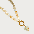 Parelketting met hartvormige hanger, gele parels, glitter en een gouden sluiting, imitatie parelketting