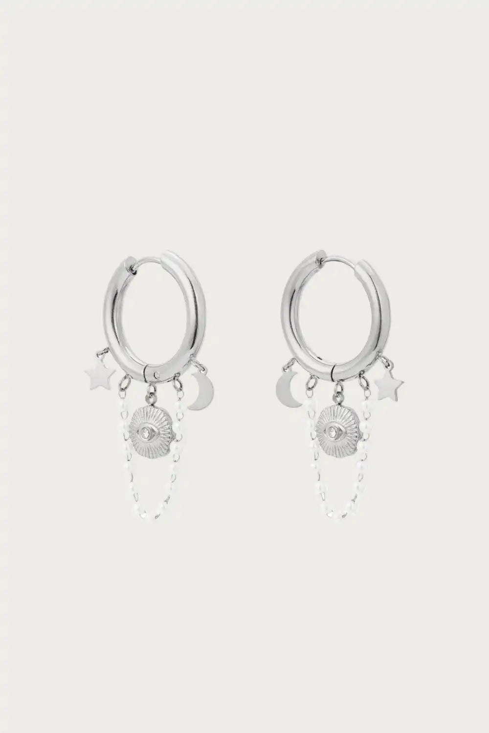 Pearl Moon Zilver – Oorbellen van stainless steel met maan-, ster- en oogbedels en parelketting. Ideaal voor een elegante, moderne look.